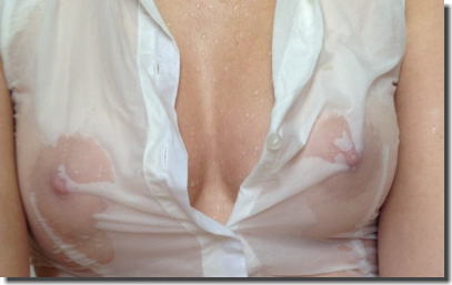 ノーブラ濡れ透けエロ画像！おっぱいに着衣が貼り付き乳首が露出 ④