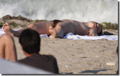 剛毛マン毛な全裸女子限定のヌーディストビーチ画像 ④