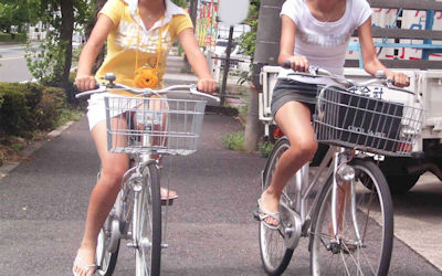 軽快な自転車パンチラ街撮り画像 ①