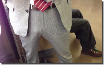 スーツで働く男の股間！モッコリーマンのエロ画像 ④