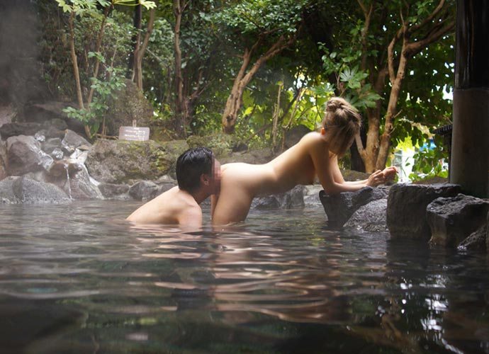 クンニ マンコ 洗う 風呂 露天風呂 エロ画像