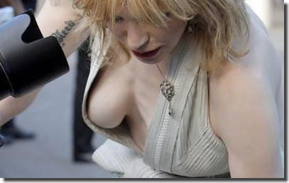 女優・セレブがぱっくりドレスで横乳ポロリしやがる画像集 ④