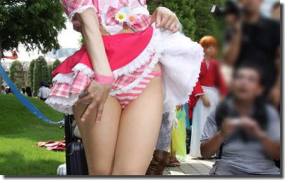 パンツ見て！コミケのたくし上げコスプレイヤー画像集 ③