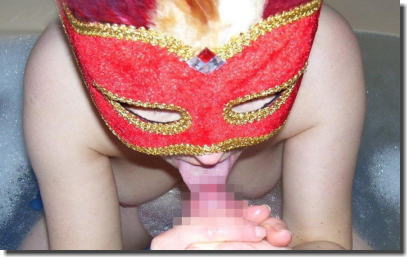 外国人がマスクで口淫するフェラチオ仮面のエロ画像 ①