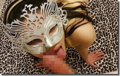 外国人がマスクで口淫するフェラチオ仮面のエロ画像 ②
