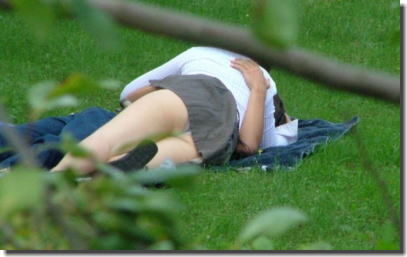 公園・芝生にパンツが溢れる休日のパンチラエロ画像 ②