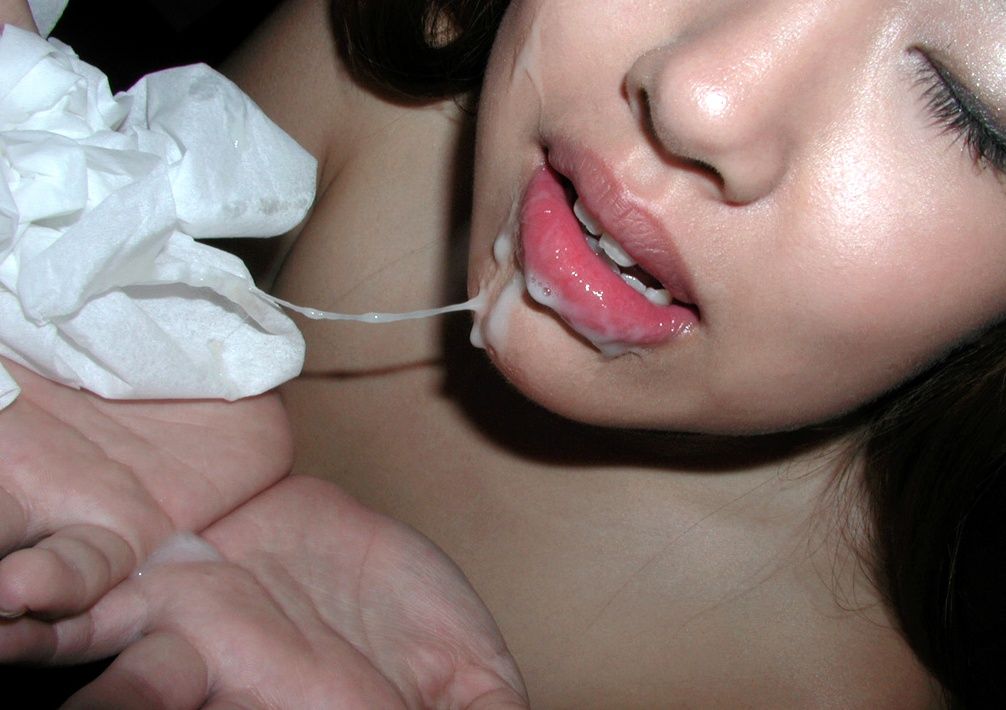 ティッシュで口や顔を拭く口内射精＆顔射事後のエロ画像