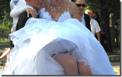 大事な結婚式当日にパンチラを披露する外国人花嫁のエロ画像 ②