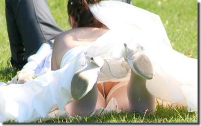 大事な結婚式当日にパンチラを披露する外国人花嫁のエロ画像 ③