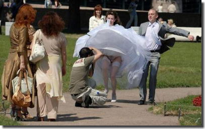 大事な結婚式当日にパンチラを披露する外国人花嫁のエロ画像 ④