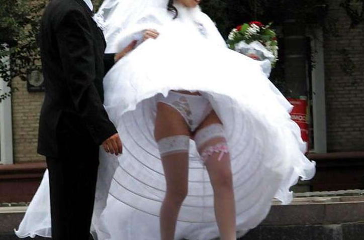 大事な結婚式当日にパンチラを披露する外国人花嫁のエロ画像