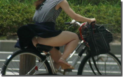 自転車に乗る女がエロいラッキーパンチラハプニング画像集 ④