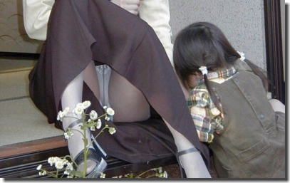 奥さんのパンツを頂いた人妻パンチラエロ画像 ③