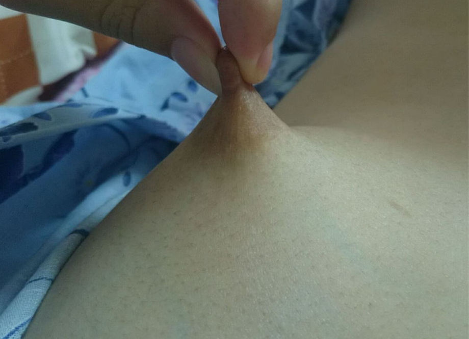 指で摘み引っ張り伸ばす乳首ビヨーンのエロ画像
