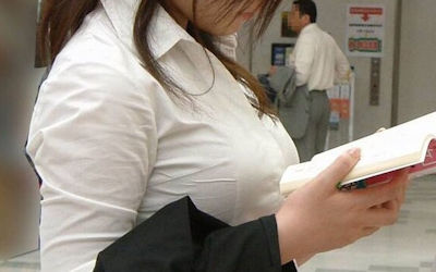 おっぱいが大きいOLの着衣巨乳街撮りエロ画像 ②