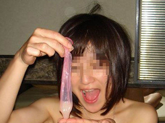 笑顔で使用済コンドームをつまむ円満セックス事後画像