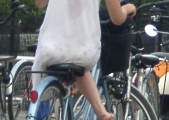 お尻の透けパン・パン線目線な自転車用サドルのエロ画像