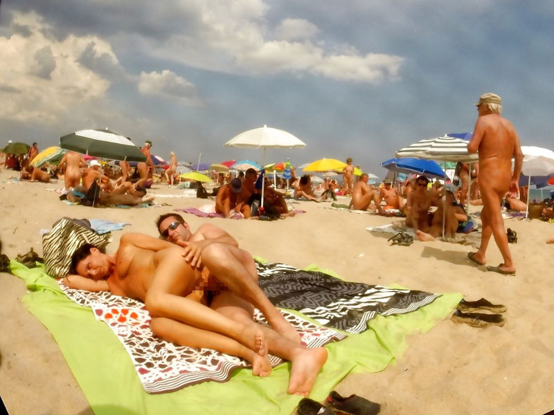 セックス on the ヌーディストビーチのエロ画像