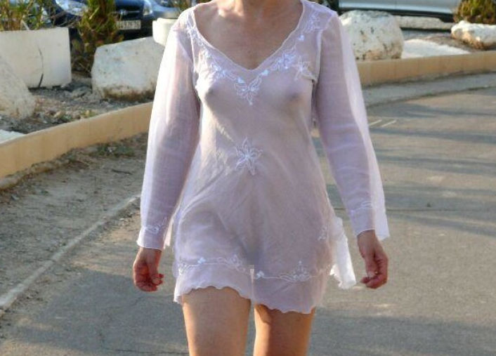 外国人はシースルードレスをノーブラノーパンで着こなすエロ画像