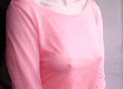 服から乳首が透けてるノーブラポッチのエロ画像