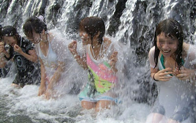 JK・JDが濡れ透けしてる川遊びハプニングのエロ画像 ④