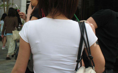 ブラジャーが透けブラしやすい白Tシャツのエロ画像 ③