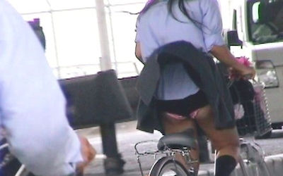 自転車パンチラJKが前を走るエロ画像 ①