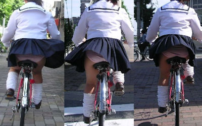 自転車パンチラJKが前を走るエロ画像 ②