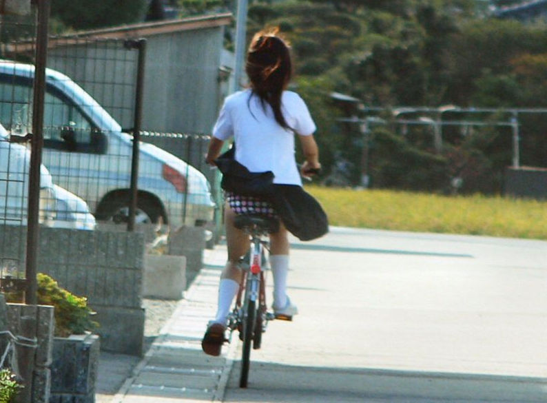 自転車パンチラJKが前を走るエロ画像