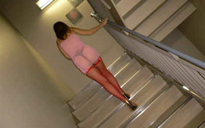 階段で背後からお尻を見上げるエロ画像 ④