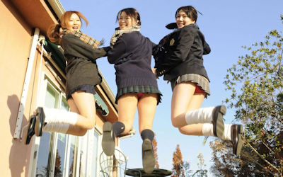 JKジャンプ！制服で跳ぶ元気な学生さんのエロ画像 ③