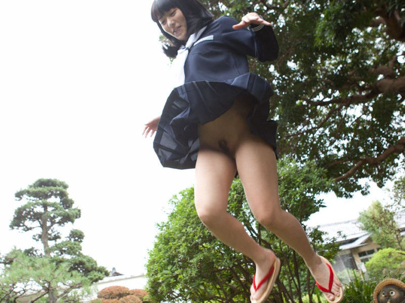JKジャンプ！制服で跳ぶ元気な学生さんのエロ画像
