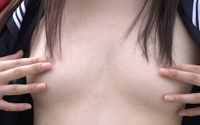 JKが手ブラ・指ブラで乳首を隠すエロ画像 ①