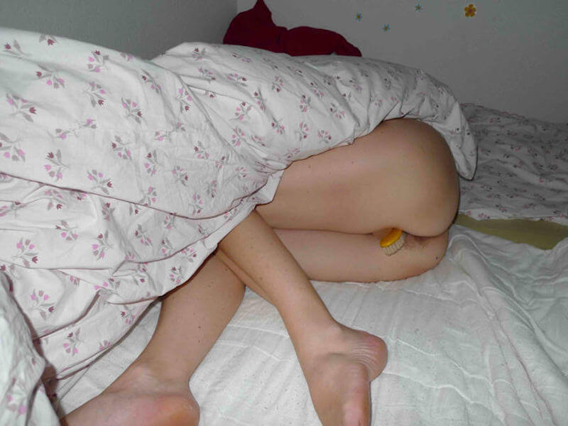 布団から裸の下半身を露出して寝てるエロ画像