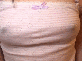 ノーブラ透け乳首のGIFエロ画像 