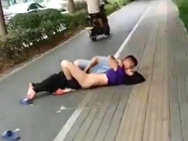 路上にて野外セックスカップルのエロ画像